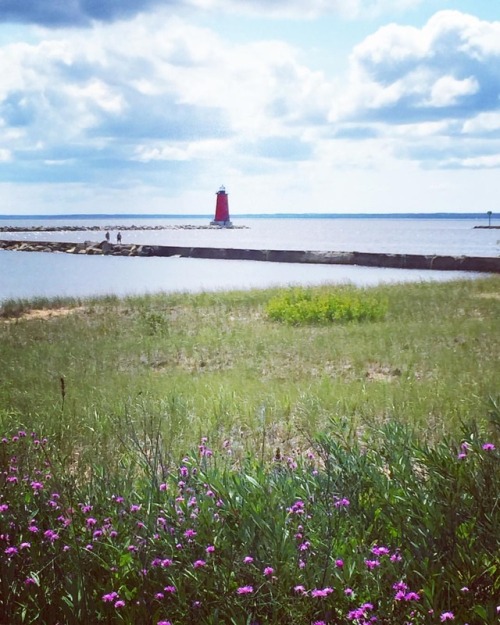 Lakeside vistas #lighthouse #puremichigan #UP (at Manistique East Breakwater Light)