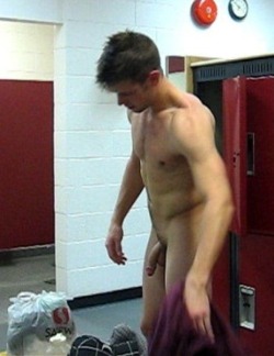 peeking-out-males:  hotnaked8:  Awesome locker