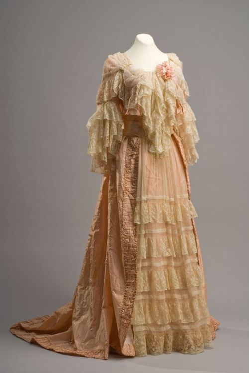 fashionologyextraordinaire:Tea Gown, ca. 1900. Colección Museo de Historia Mexicana Saved from: www.