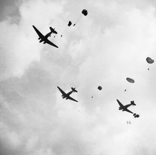 demons:Paratroopers dropping over the outskirts of Arnhem/17 September 1944