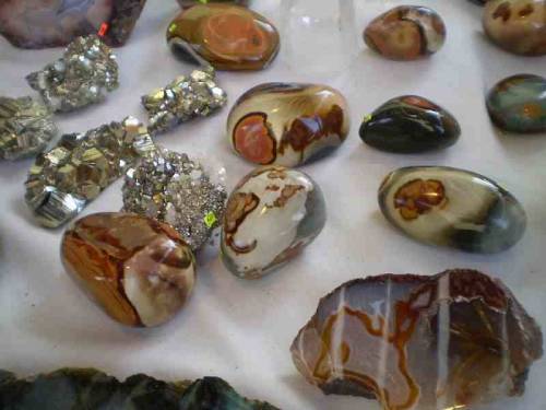 Products made of polished minerals and stones offered for sale during Lwóweckie Lato Agatowe (Lwowek