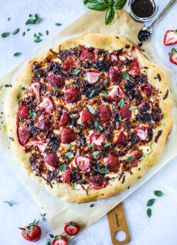 sweetoothgirl:  strawberry pizza with bacon and caramelized onions  