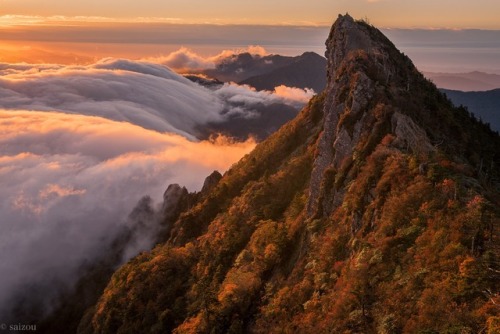 朝焼けの石鎚山