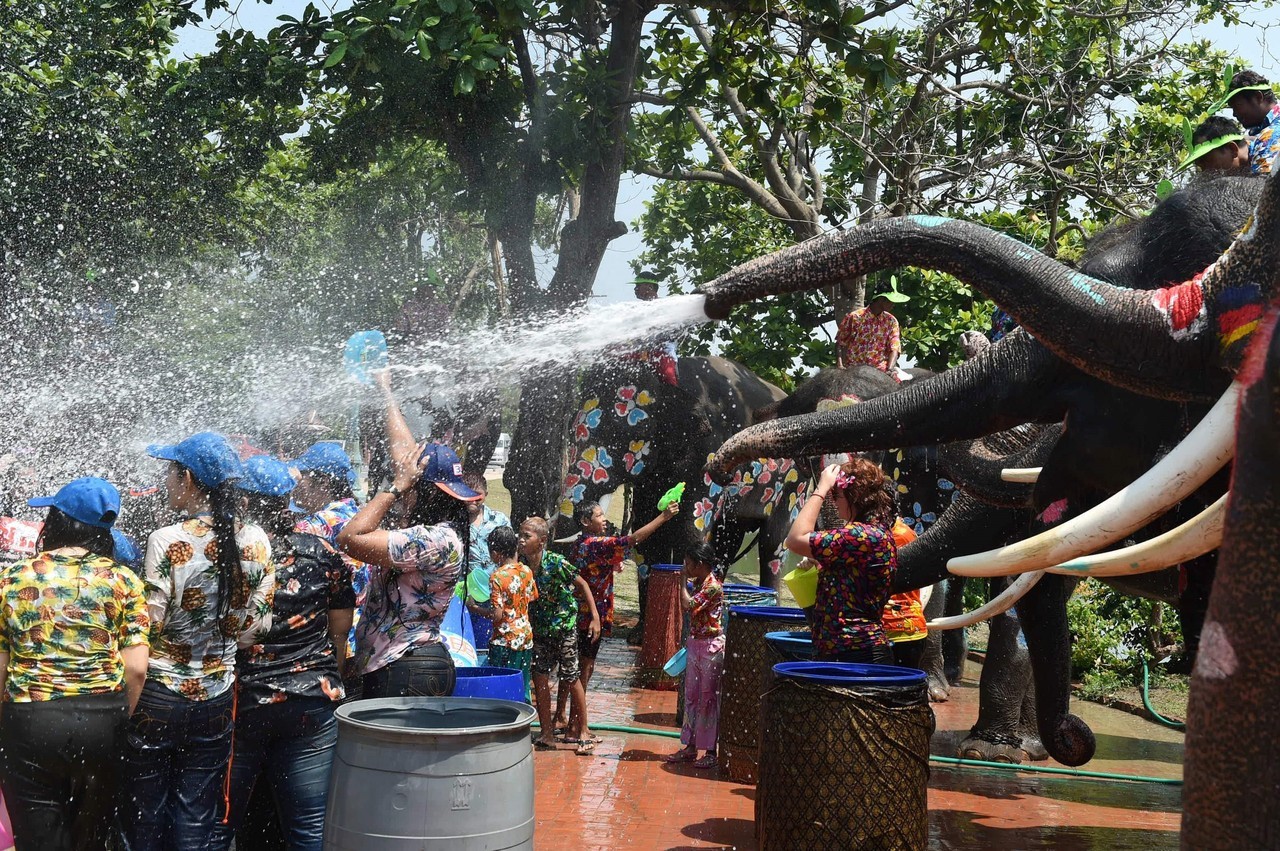 AÑO NUEVO TAILANDÉS. Elefantes y humanos se lanzan agua durante las celebraciones del Festival Songkran en Ayutthaya, Tailandia. Este Festival conmemora el Año Nuevo tailandés y dura tres días. (EFE / AFP)
MIRÁ TODA LA FOTOGALERÍA—>