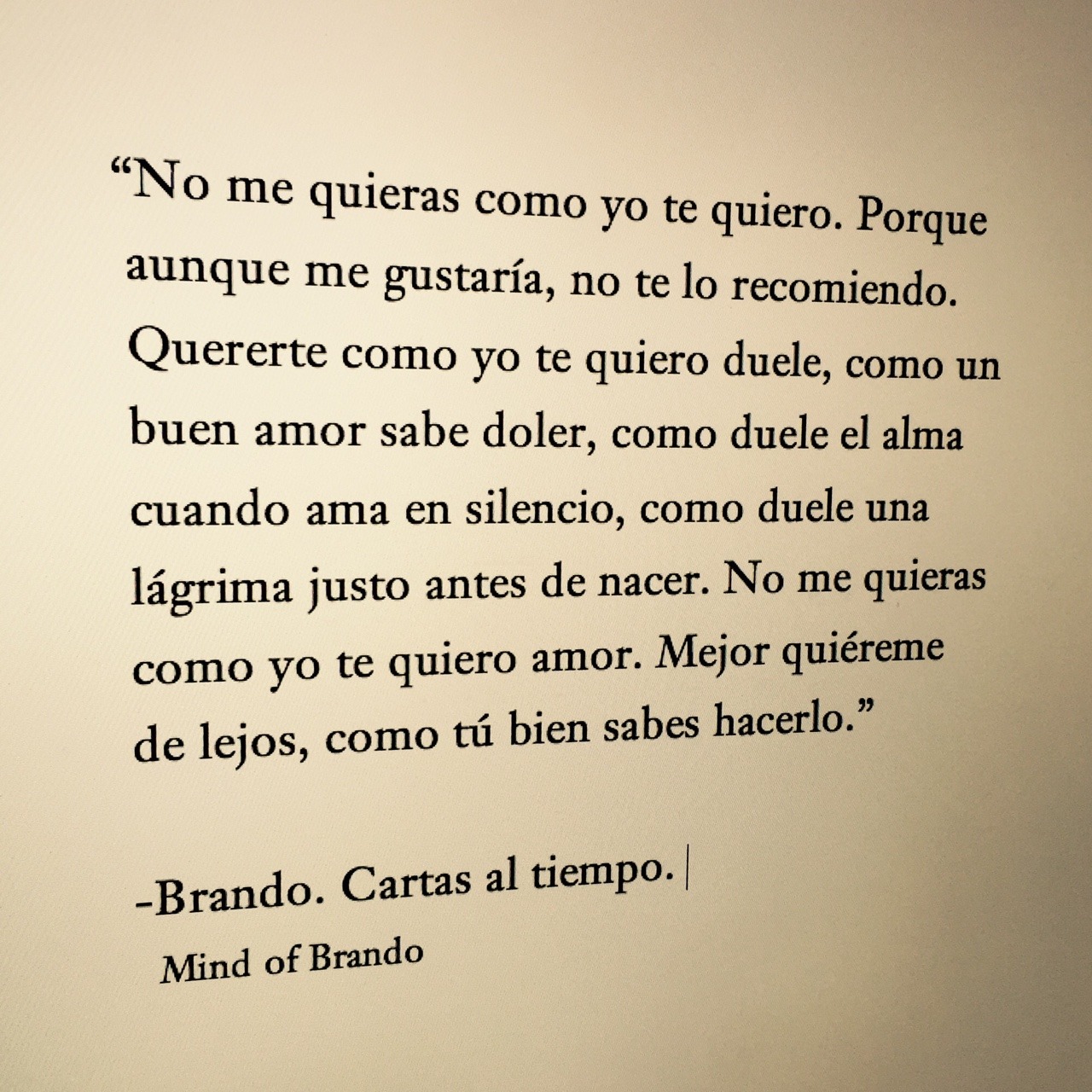 Tras una pluma