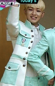 taerection:  mimioly:  person-ish:  Guys. Did you catch this gem today? Onew is being