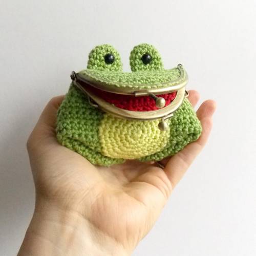 snootyfoxfashion: Crochet Frog Coin Purse Pattern from irenestrange