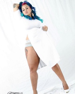 #Repost @dmtsweetpoison ・・・ Shaking things up with a #throwbackthursday and less leg tattoos #whosthatgirl #allwhiteparty #tiedyehair #mermaidhair #thickthighs #effyourbeautystandards #bodypositive #lightningbeforethethunder #photosbyphelps