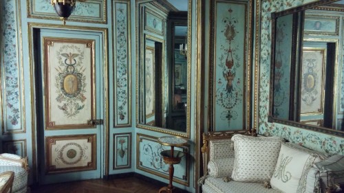 everythingieverloved:A daybed made for Marie Antoinette’s cabinet de toilette at the Chateau d