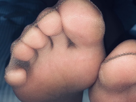 feet-smeller: feetandnylon:  Please, suck my little toes💋  Sweet smelling teens feet 💙  
