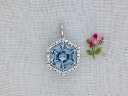 SOLD #zomacolor #finegems #finejewelry #blue #aqua #aquamarine This fabulous aquamarine was cut by @