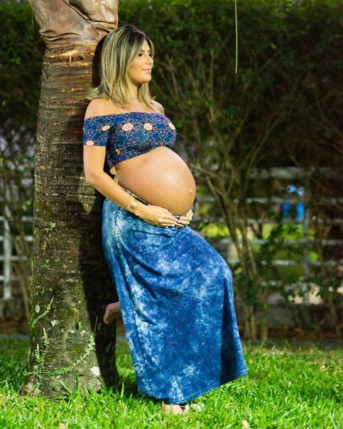 thefertilevalley:I always like seeing happy and proud preggos!