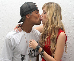 livrepraviversomic:  yeahmelmic : “Sou sua fã número 1, te amo” “Segundo Quintana, é tão bom morrer de amor e continuar vivendo… Eu concordo ! Te amo!” “Meu loiro e eu” “Quero casar e ter muitos filhos com Micael” “Faz carinha