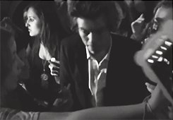 limpford:  ohstylesno: Harry, bless him, trying to make everybody happy. x  if everyone