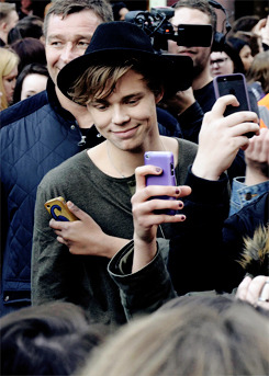 lukesgetaway:  Ashton looking cute with a fedora.