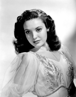 meganmonroes:  Linda Darnell in the 1940s. 