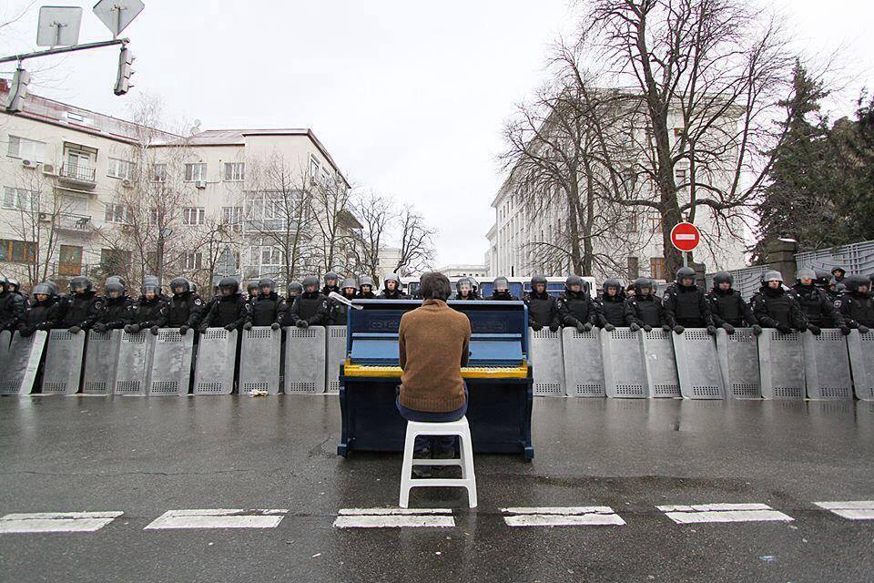 inspirationforaskeptic:  A pianist and protester makes music for riot police in Ukraine.