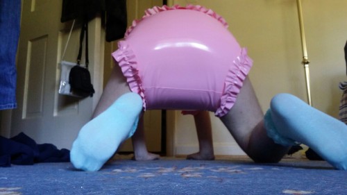 lilwynter:  districtofdiapers:  I love it! It takes me 5 minutes to get from the bedroom to the bathroom. Its sooooo thick too! Also mint green socks  And it’s pvc not latex??? So cool!!!