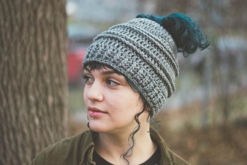 These messy bun hats are a treasure! I love the pattern by @serendipityasalways, I love making them 