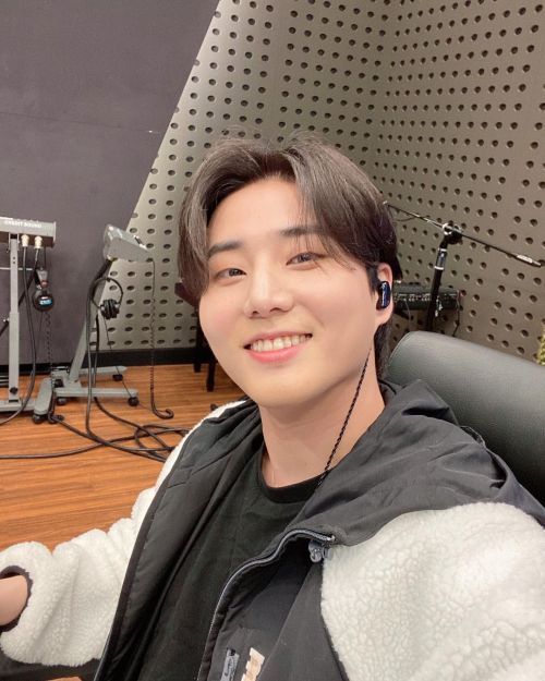 d6official:day6_kisstheradio instagram update with YoungK