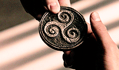 poorbrokecollegekid:Anyone else picture ghost!Erica glaring at Derek going “Talisman? He get’s the t