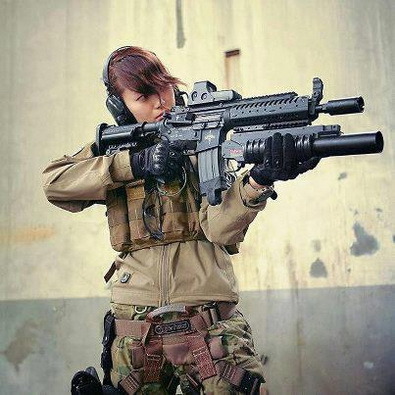 girlandguns:  Girl With Gun http://girls-andguns.blogspot.com/ 