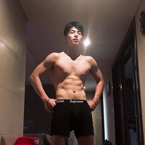 gaykoreana: 와…구준회 ㅈ털이랑 윤곽봐..몸도 좋고 튼실하네.