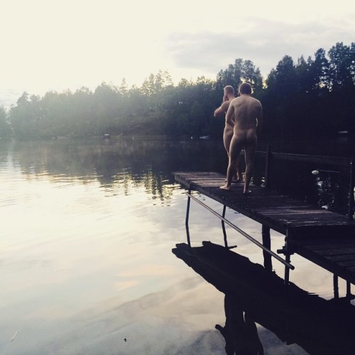 naturalswimmingspirit:  Klassisk svensk midsommar 🐬⛅️ @irebo.one @f_nord #nakenbad #korvfest  