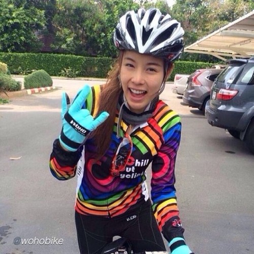 fixiegirls:  by @wohobike “Thailand superstar Wanwan get the “WOHO NINJA GLOVE”  #woho  #wohobike  #