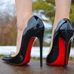 amarriedsissy:  maturelesbian:  Love her shoes!  Want to kiss Her heels…then wear them.   @leeannemontgomery  http://amarriedsissy.blogspot.com