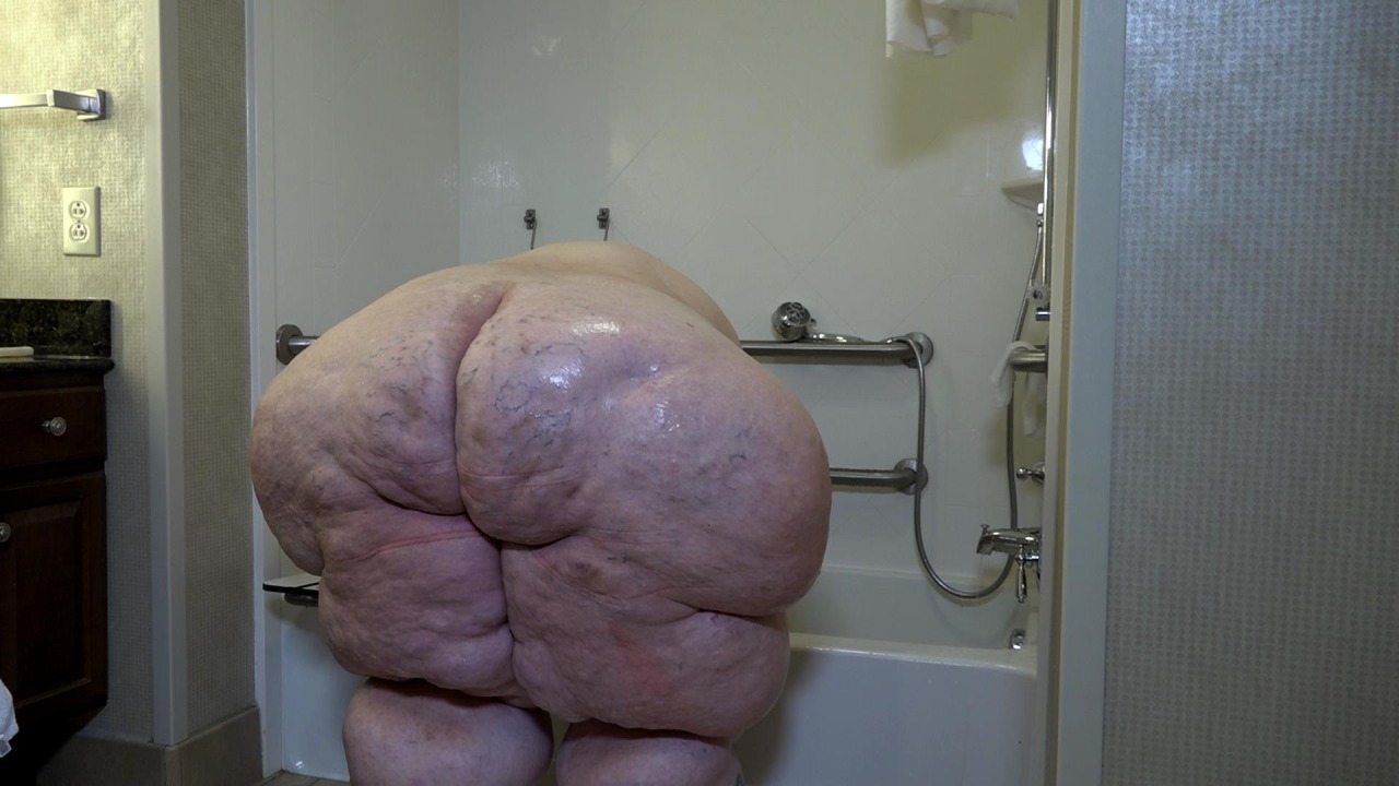 corpulentcoppelia:allaroundman:Soon to resort to a hosing down in the garden whilst