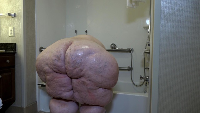 corpulentcoppelia:allaroundman:Soon to resort to a hosing down in the garden whilst