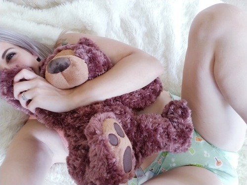 brattylittlestonerprincess: I always share my paci wiff Mr. GRIZZELY bear hehee