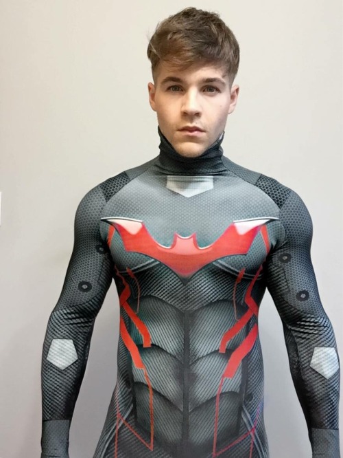 comandanteraven:  Spandex sharing! Right? Left? Both?