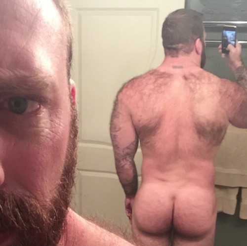 koxzucker:  Fucking hairy stud.   Come here Daddy