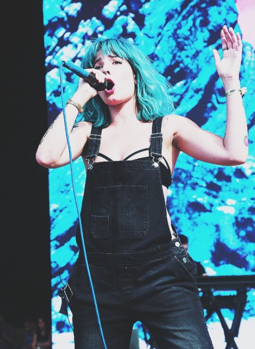 halseywonderland: I’m begging you to keep on [x]