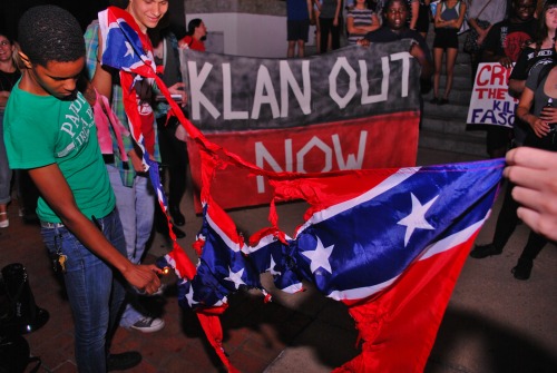 nailsdugin: xrosiexrichx: Noticed that the burning confederate flag picture is going around with no 