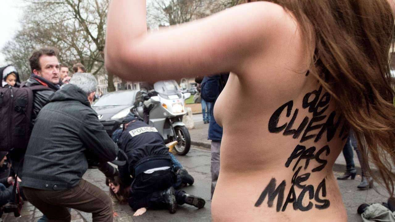 Mujeres de Femen protestan desnudas contra Dominique Strauss-Kahn. Tres mujeres del movimiento feminista Femen con los pechos desnudos se abalanzaron sobre el automóvil de Dominique Strauss-Kahn, cuando el ex director gerente del FMI llegaba al...