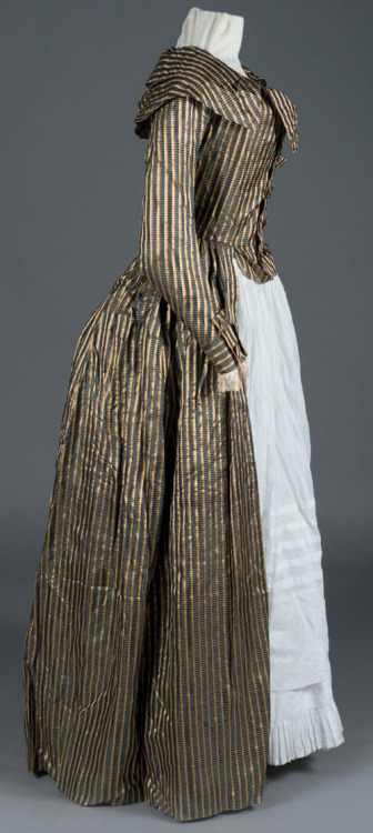 vivelareine: Robe redingote circa 1787.[source: Thierry de Maigret Auctions]