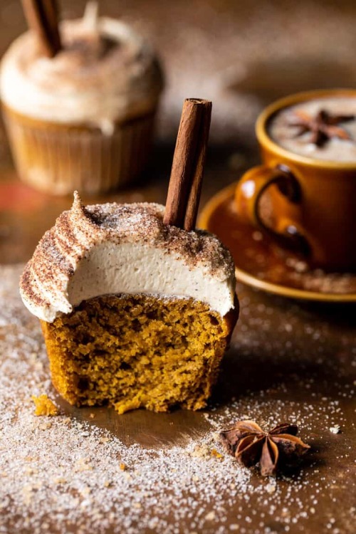 sweetoothgirl:vanilla chai pumpkin latte cupcakes with cinnamon brown sugar frosting