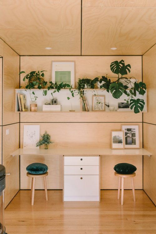 Amy Plank and Richard Vaughan‘s Home, Wattle Bank, Australia,Formed by three 20′ shipping containers