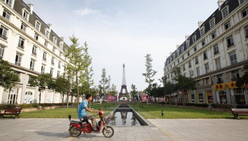 ultrafacts:If you visit Tianducheng, a day trip from Shanghai in China’s Zhejiang province, you will be confronted by a 354-foot replica of the Eiffel tower.Development on this Paris replica in China began in 2007, but local media say it is a ghost