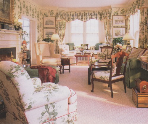 vintagehomecollection:The different sitting areas arranged in this large living room function indepe