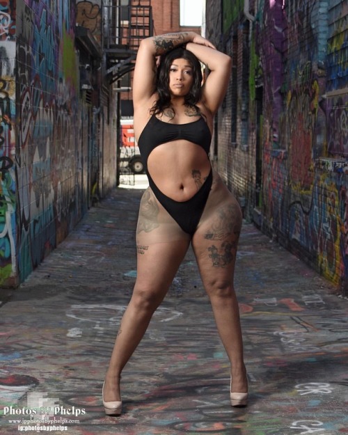 the first shoot with Persia  @haruhiokaa  as we got comments from strangers and folks who wanted to be her new best friend during the shoot at graffiti alley lol #voluptuousvixen #voluptuouspinup #persia #booty #photosbyphelps #humpday #heels #amazon