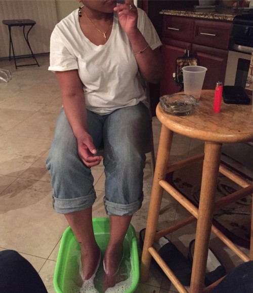 Soaking her #Jamaican #feet while she smokes newports #soles #feetfetishnation #footfetish #bigfeet 