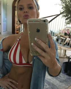 selfiedrawer:  Jessica Simpson