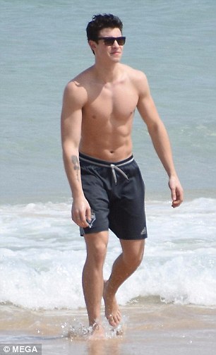 shawnmendesupdates:OCTOBER 29: Shawn Mendes visits Bondi Beach in Sydney, Australia.