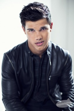 meninleatherjackets:  Taylor Lautner (Google