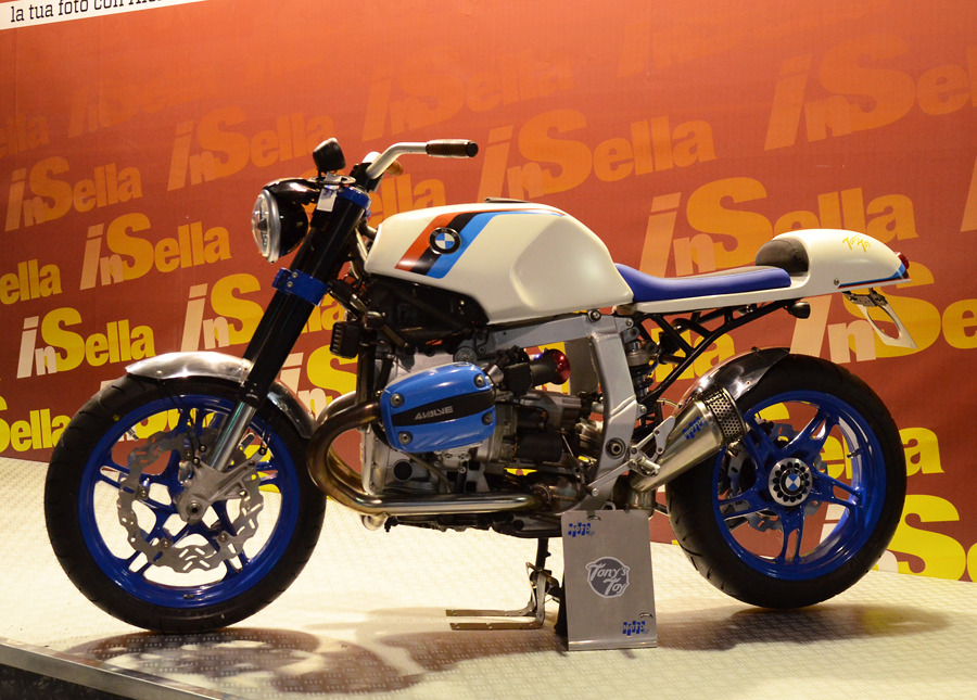 nakajima46works:  BMW Custom in EICMA EICMAミラノショーで見かけたBMWカスタム達。3年前まではまったくなかったカスタムBMWが、ここ数年で急激に増えていて、ちょっとしたブームになっているそうです。カスタムのクオリティは様々ですが、日本では見る事のできないようなカスタムもあって面白いです。左上のアルミ外装のモノレバーR65はミラノのRadikal