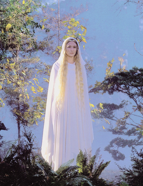 lotrdaily:  Galadriel, most beautiful of all the house of Finwë; her hair was lit